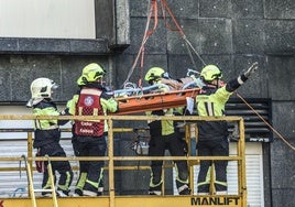 Bomberos socorren a un operario herido grave al ser atrapado por una maquina en una obra de Bilbao.