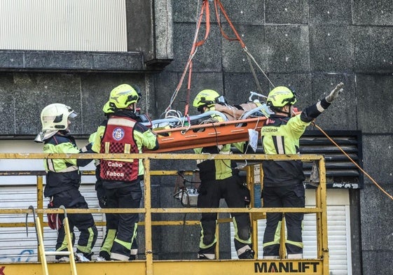 Bomberos socorren a un operario herido grave al ser atrapado por una maquina en una obra de Bilbao.