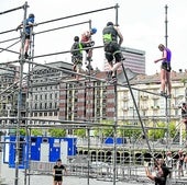 Los voluntarios comenzaron ayer las labores de montaje de las txosnas en el Arenal.
