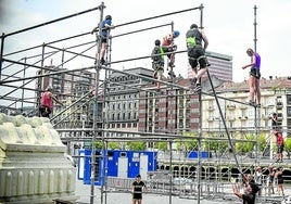 Los voluntarios comenzaron ayer las labores de montaje de las txosnas en el Arenal.