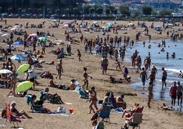 Numerosos bañistas disfrutan del sol en la playa de Ereaga.