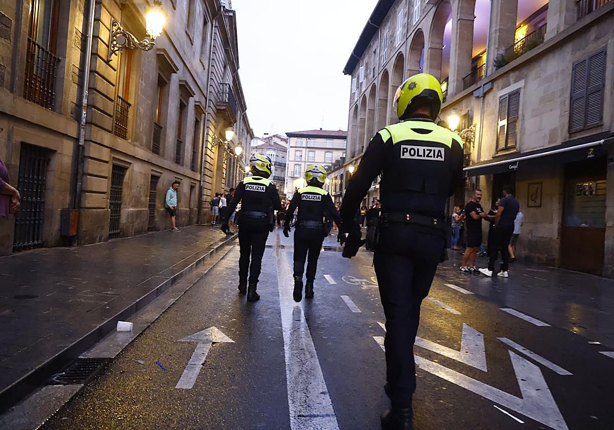 Agentes de la Policía Local patrullan por las calles de Vitoria.