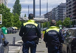Agentes de la Policía Local patrullan por Vitoria.