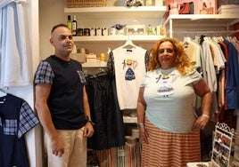 La camiseta más 'chic' de Marijaia, faldas «anti-kalimotxo»... El diseñador Ion Fiz lanza una colección para Aste Nagusia