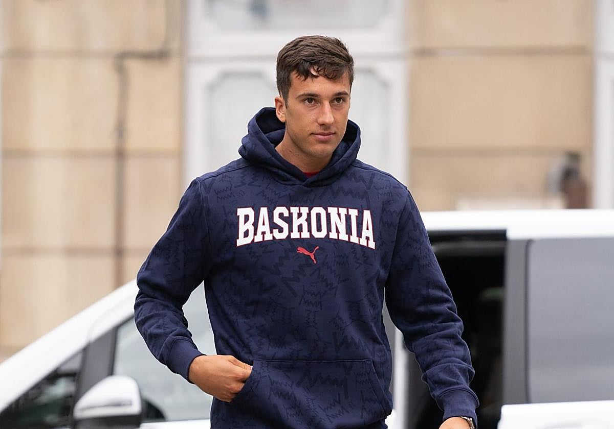 Matteo Spagnolo se dirige a los chequeos médicos tras aterrizar en Vitoria.