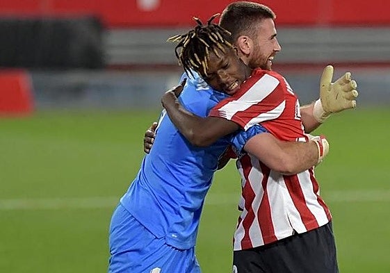 Unai y Nico se abrazan durante un partido.