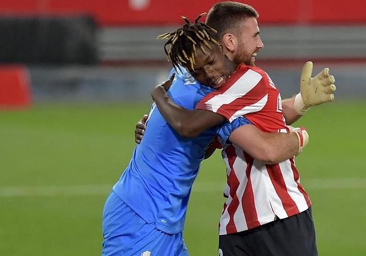 Unai y Nico se abrazan durante un partido.