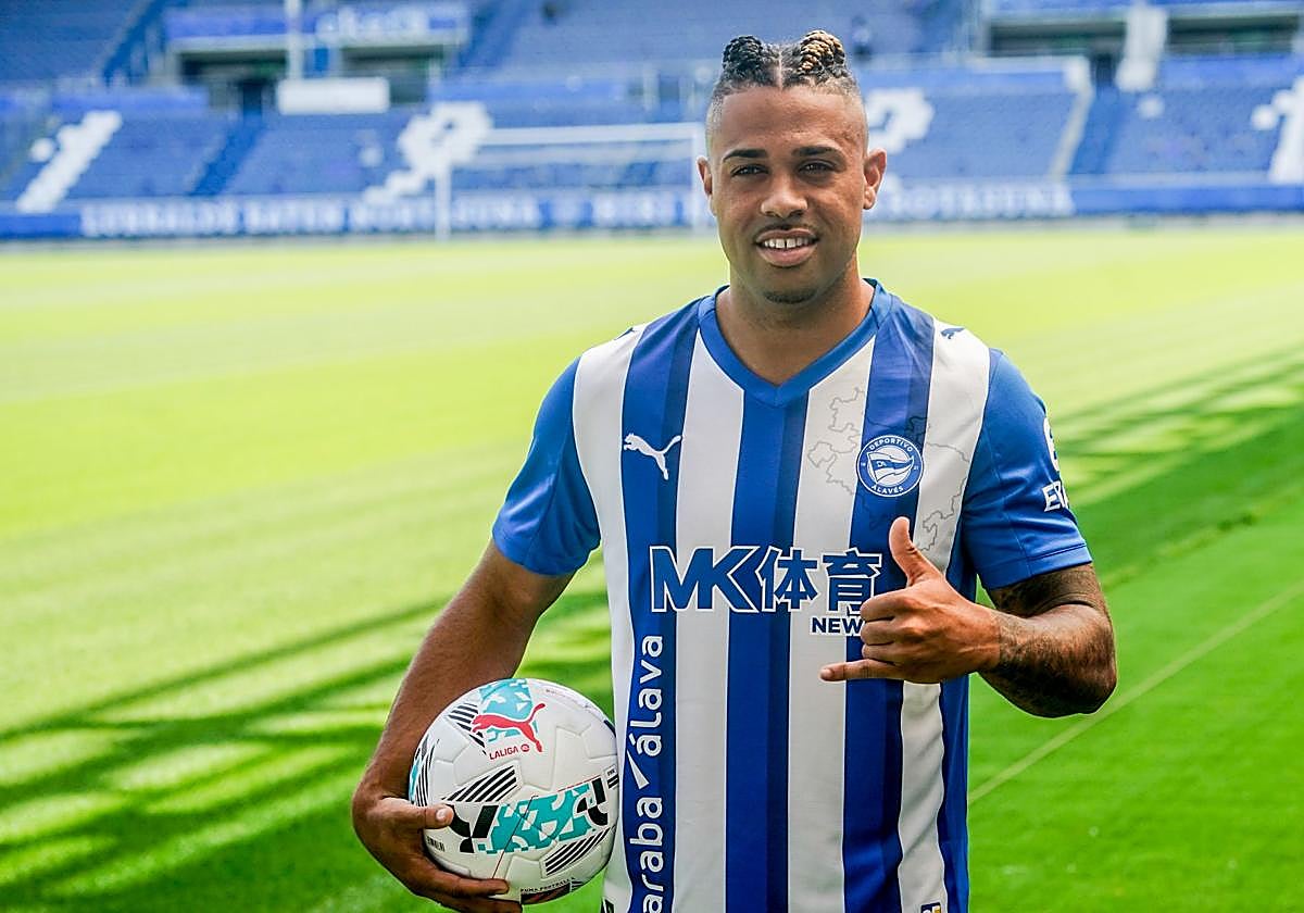 Mariano posa en Mendizorroza durante su presentación.