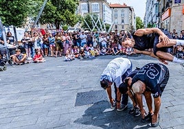Isaac Cisneros salta sobre tres miembros de Fusión Callejera.