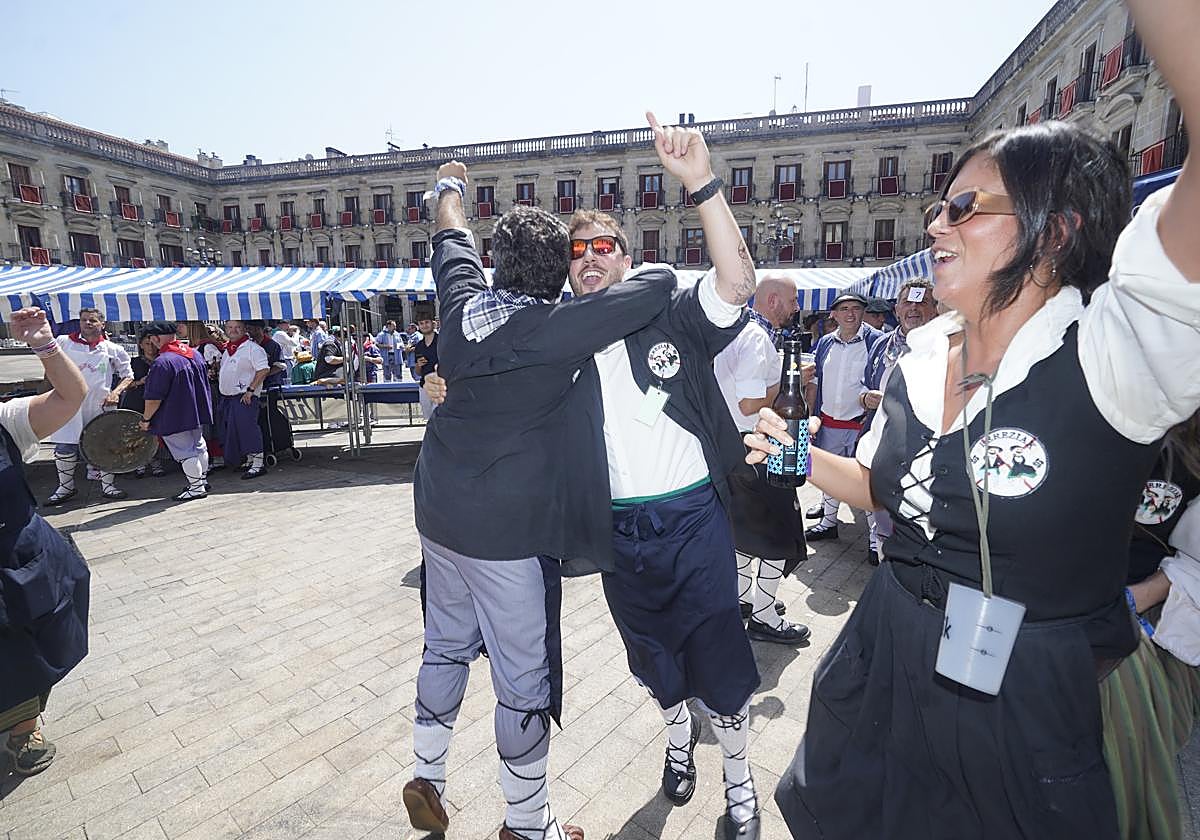 Iñigo Martín Agirre y Iñaki Cacho celebran junto a su cuadrilla