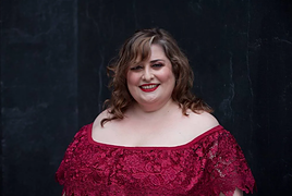 La vocalista Itziar Yagüe cantará hoy a las 22.00 en la Plaza de la Iglesia