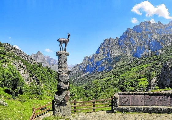 El mirador del Tombo, sobre el bosque de Corona. Debajo, rincón de Cordiñanes con los hórreos en primer plano.