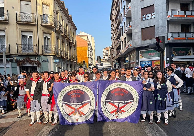 La protesta de la Comisión, antes de emprender el paseíllo de vuelta.