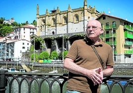 Badiola, ante la iglesia de Ondarroa, que tiene protagonismo en su novela.
