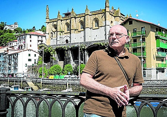 Badiola, ante la iglesia de Ondarroa, que tiene protagonismo en su novela.