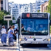 En estas jornadas, blusas y neskas se trasladan de los barrios al centro de la ciudad en autobús para pasar las fiestas