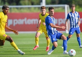 Víctor Parada realiza un pase durante el amistoso ante el Girona.