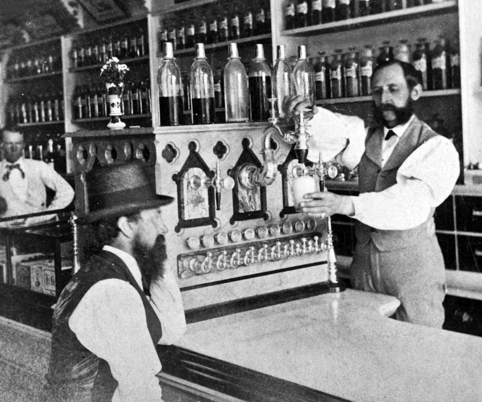 boticario sirviendo un refresco - EEUU ca 1895