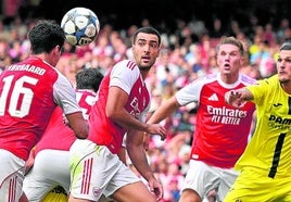 Mikel Merino busca un balón durante el reciente amistoso del Arsenal frente al Villareal.