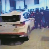 Momento en el que los agentes de la Ertzaintza tratan de aplacar a los alborotadores.