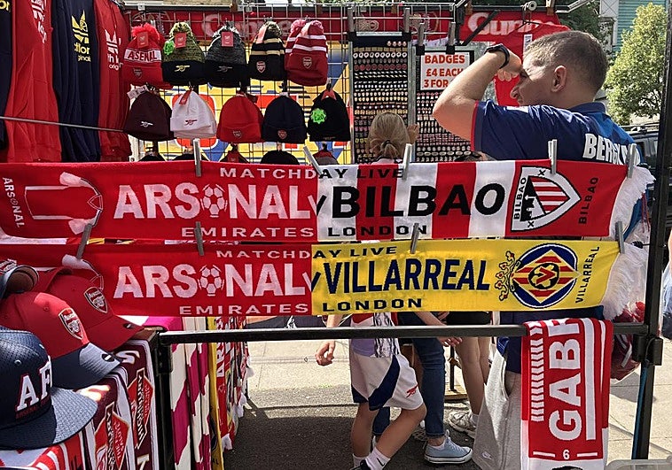 Una de las bufandas con el Arsenal-Bilbao.