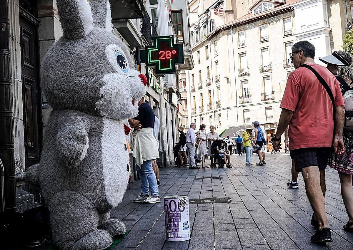 Imagen secundaria 1 - El calor aprieta en Álava: Vitoria, Amurrio y Barrundia se derriten a 40 grados