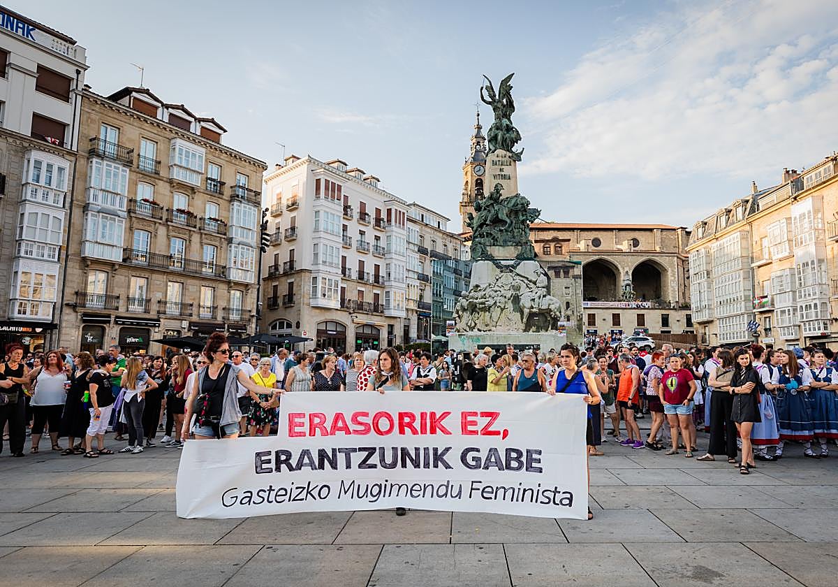 Concentración en protesta por las agresiones machistas sufridas por varias mujeres en fiestas de Vitoria.