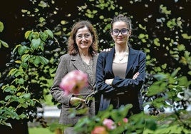 Leixuri Martínez, alumna del instituto de Burdinibarra de Trapagaran, junto con su tutora en el programa, Marta Enciso.