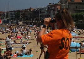 Socorrista en la playa de Ereaga.