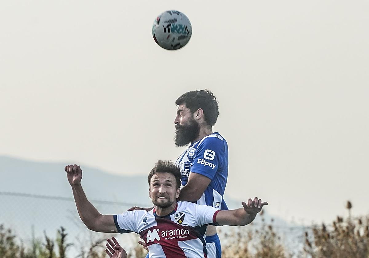 Villalibre remata de cabeza en el último amistoso entre Huesca y Alavés.