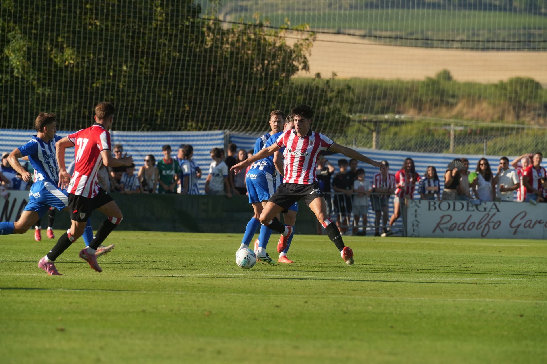 Rego protege un balón en el duelo amistoso contra el Alavés en Laguardia.