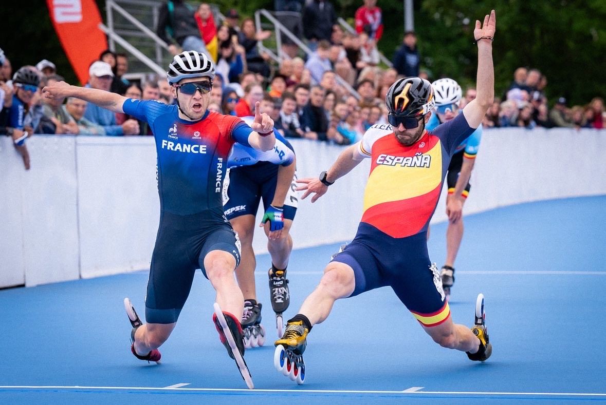 Patxi Peula lucha por la victoria con un patinador francés.