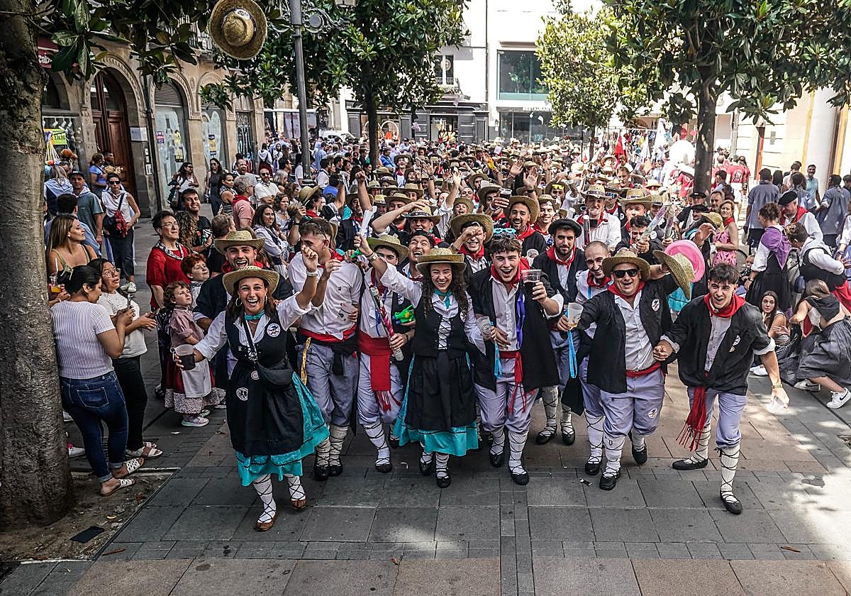 El paseíllo del 5 de agosto volvió a ser multitudinario y congregó a miles de blusas y neskas en el recorrido por el centro de Vitoria.