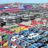Coches de la marca china BYD, a la espera de ser embarcados en el puerto de Sozhou con destino a la exportación.