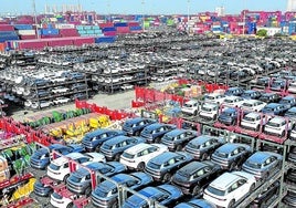 Coches de la marca china BYD, a la espera de ser embarcados en el puerto de Sozhou con destino a la exportación.