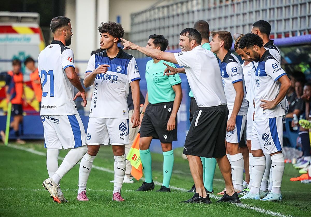 Coudet da instrucciones a Yusi en Ipurua.