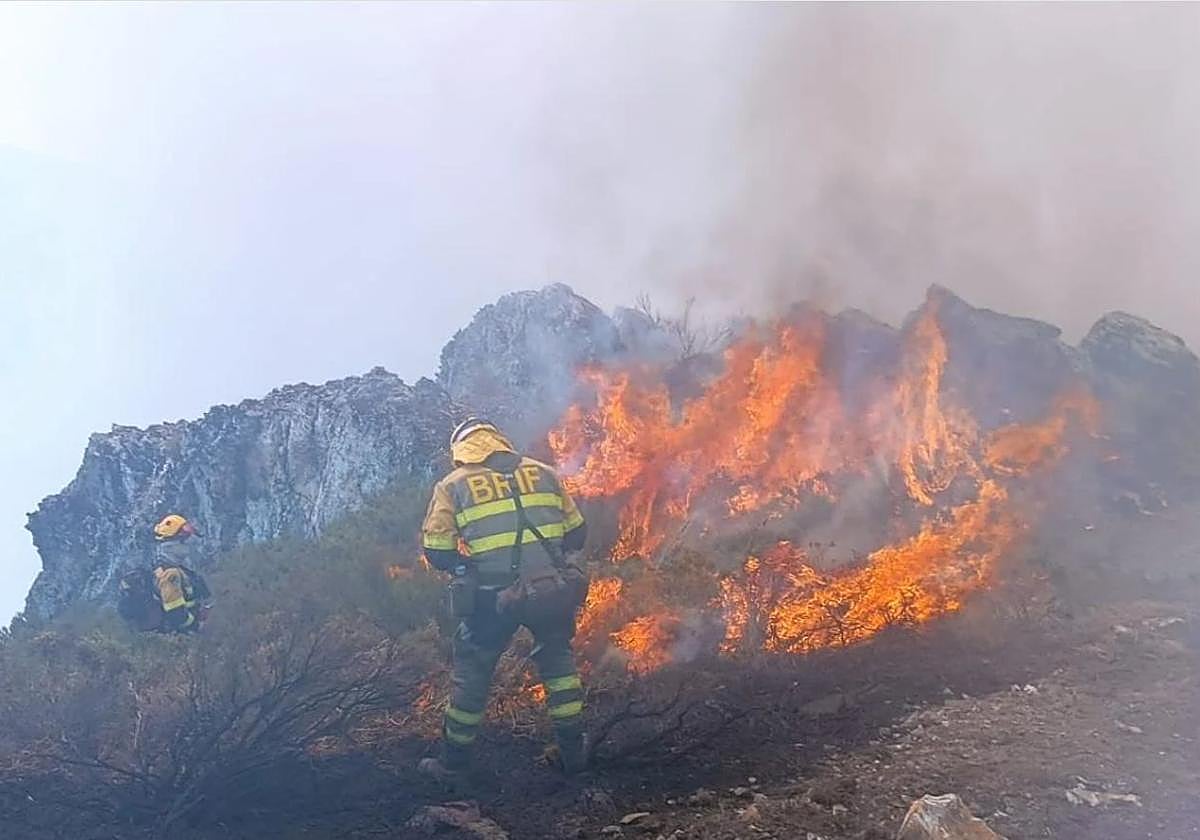 León arde: el fuego alcanza el casco urbano de Las Médulas, quema casas y se extiende sin control