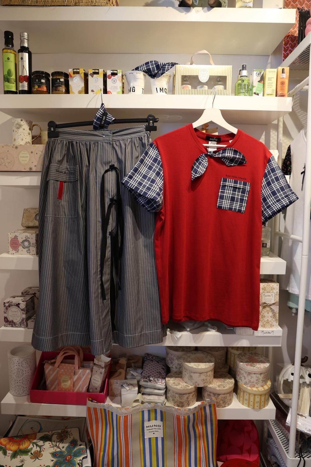 La camiseta más &#039;chic&#039; de Marijaia, faldas «anti-kalimotxo»... El diseñador Ion Fiz lanza una colección para Aste Nagusia