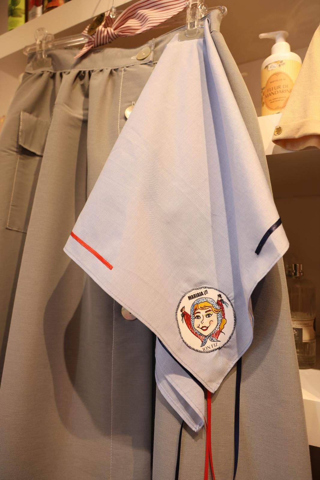 La camiseta más &#039;chic&#039; de Marijaia, faldas «anti-kalimotxo»... El diseñador Ion Fiz lanza una colección para Aste Nagusia