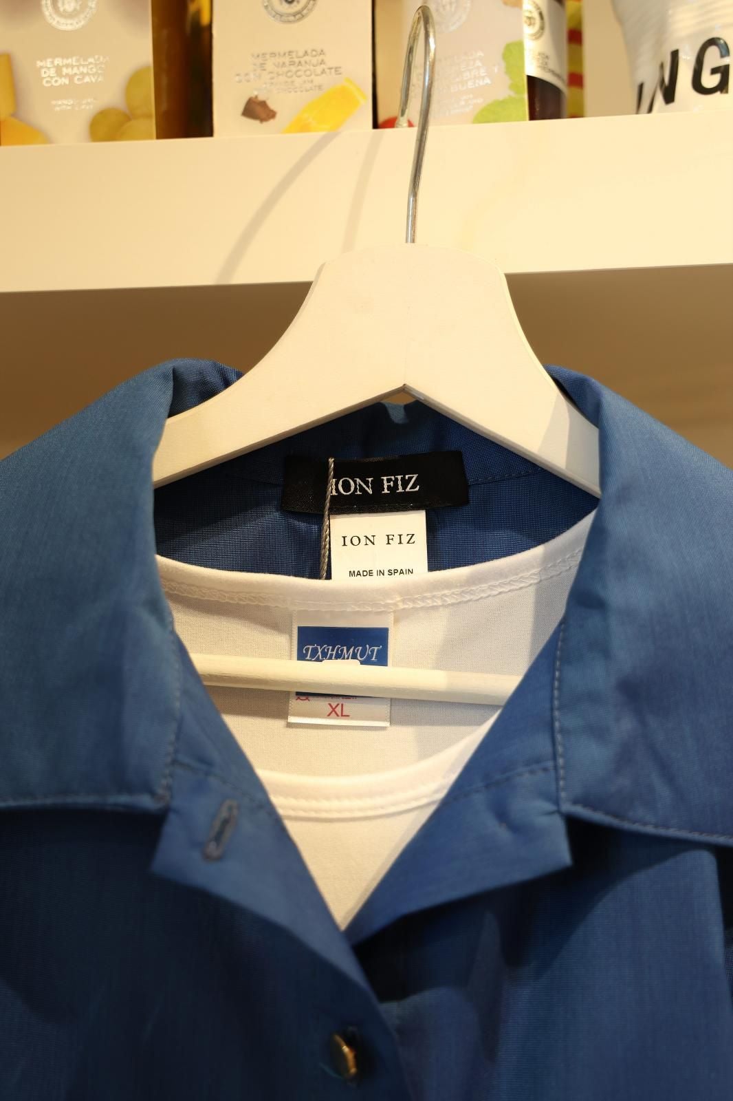 La camiseta más &#039;chic&#039; de Marijaia, faldas «anti-kalimotxo»... El diseñador Ion Fiz lanza una colección para Aste Nagusia