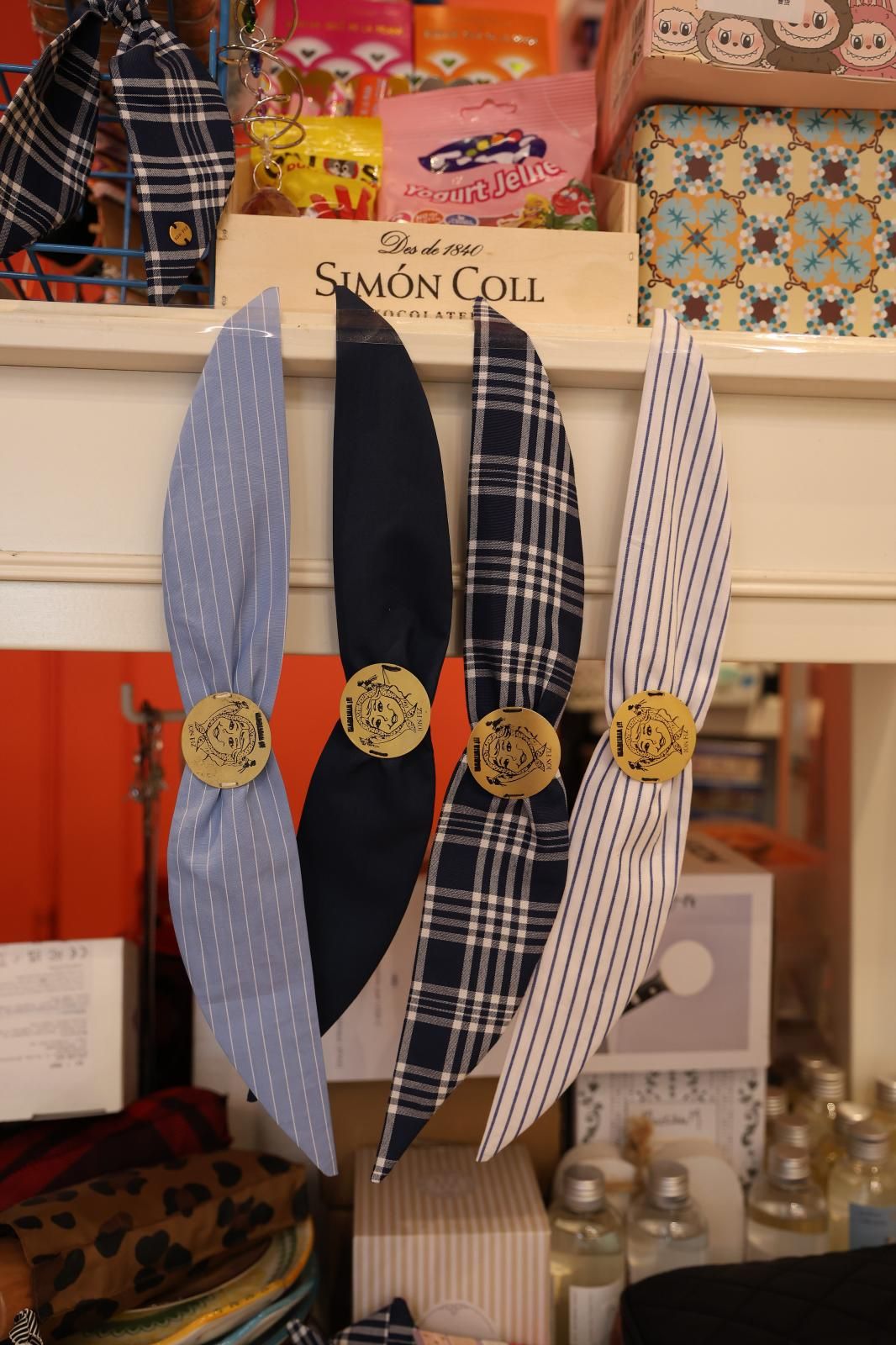 La camiseta más &#039;chic&#039; de Marijaia, faldas «anti-kalimotxo»... El diseñador Ion Fiz lanza una colección para Aste Nagusia