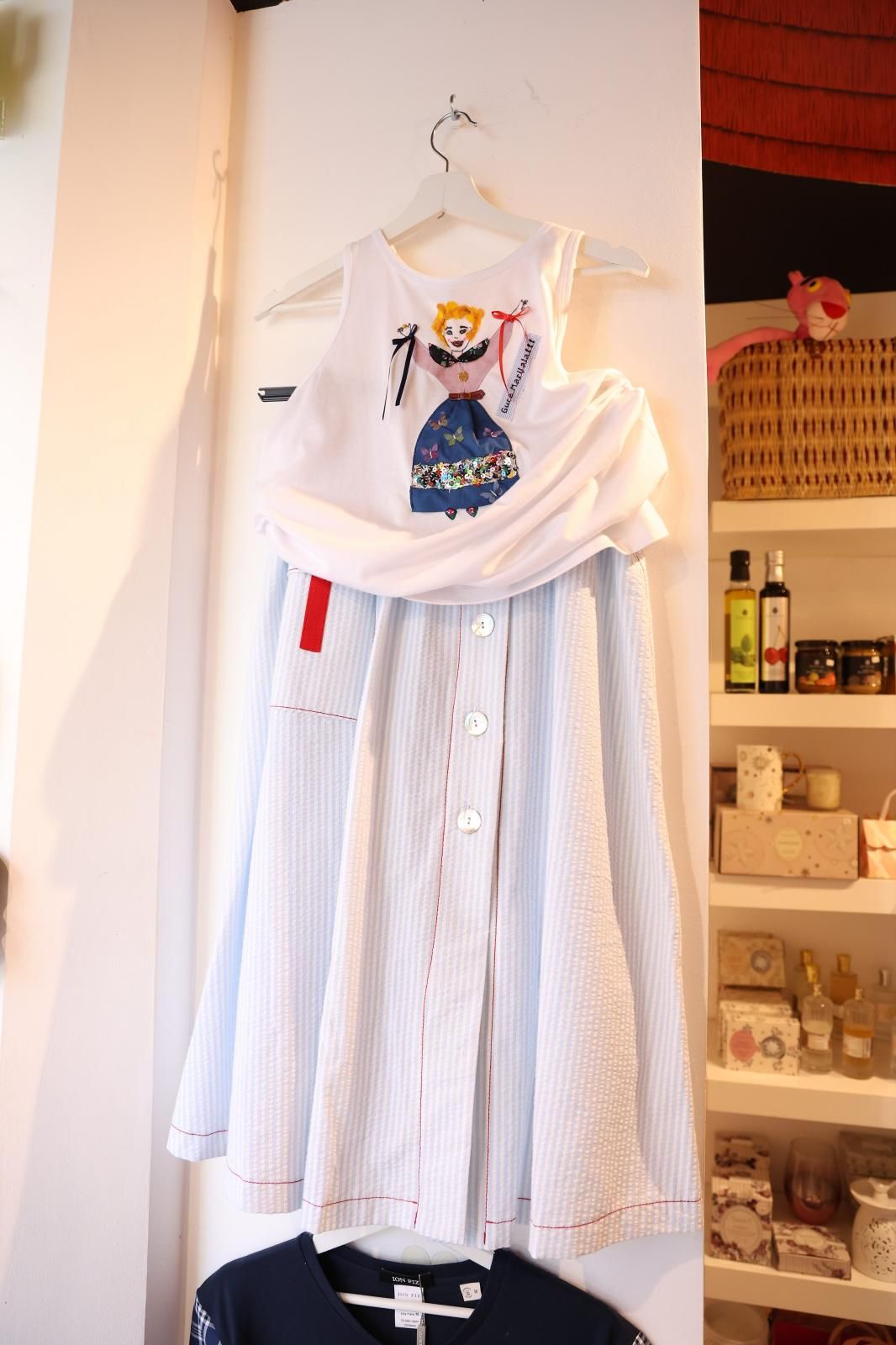 La camiseta más &#039;chic&#039; de Marijaia, faldas «anti-kalimotxo»... El diseñador Ion Fiz lanza una colección para Aste Nagusia