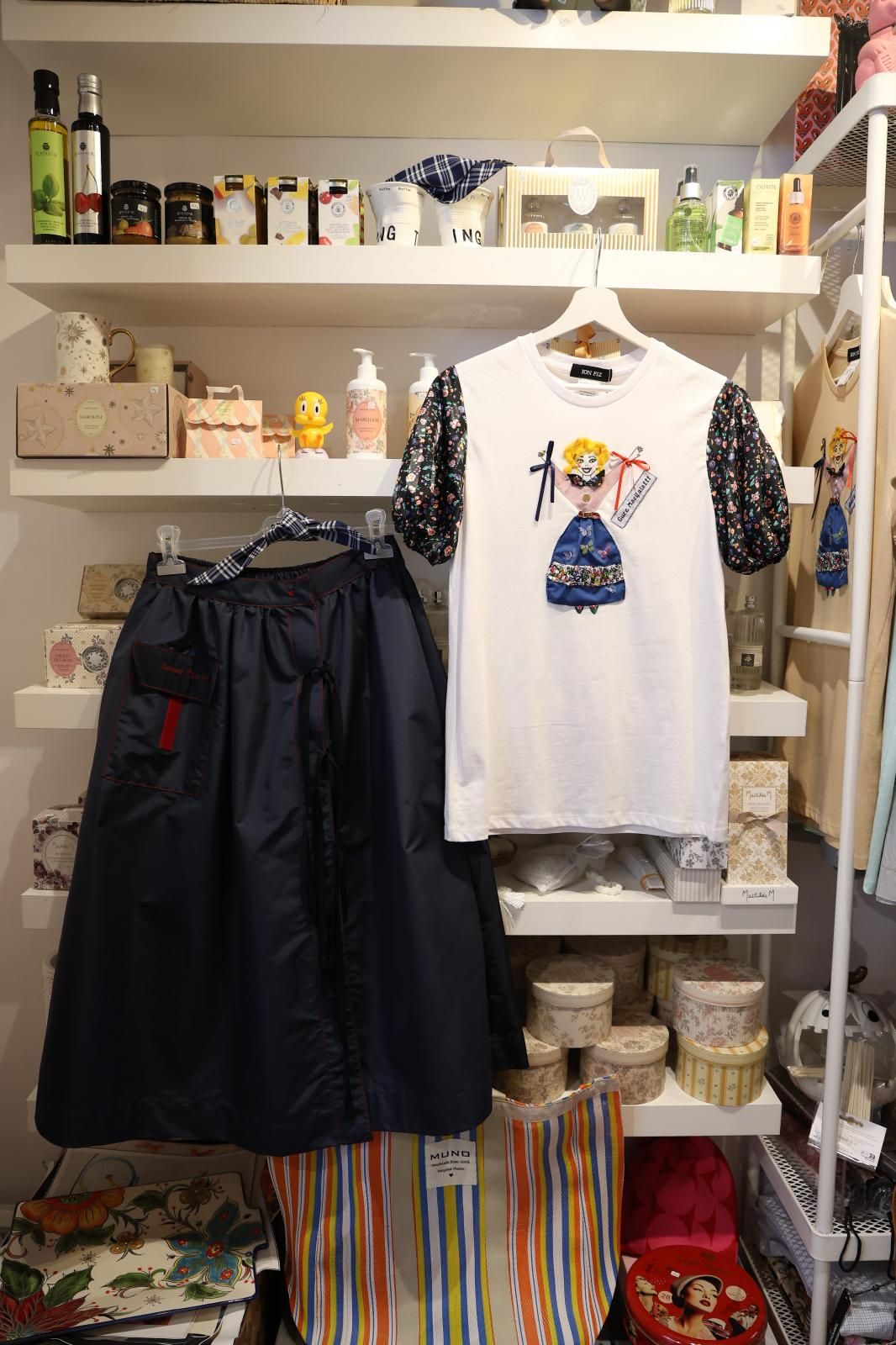 La camiseta más &#039;chic&#039; de Marijaia, faldas «anti-kalimotxo»... El diseñador Ion Fiz lanza una colección para Aste Nagusia