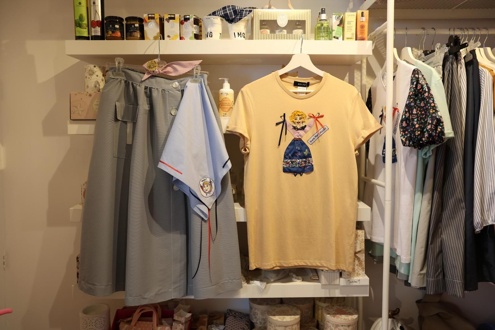 La camiseta más &#039;chic&#039; de Marijaia, faldas «anti-kalimotxo»... El diseñador Ion Fiz lanza una colección para Aste Nagusia