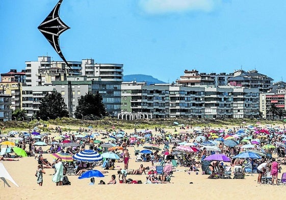 Laredo, la playa cántabra, atestada de bañistas.