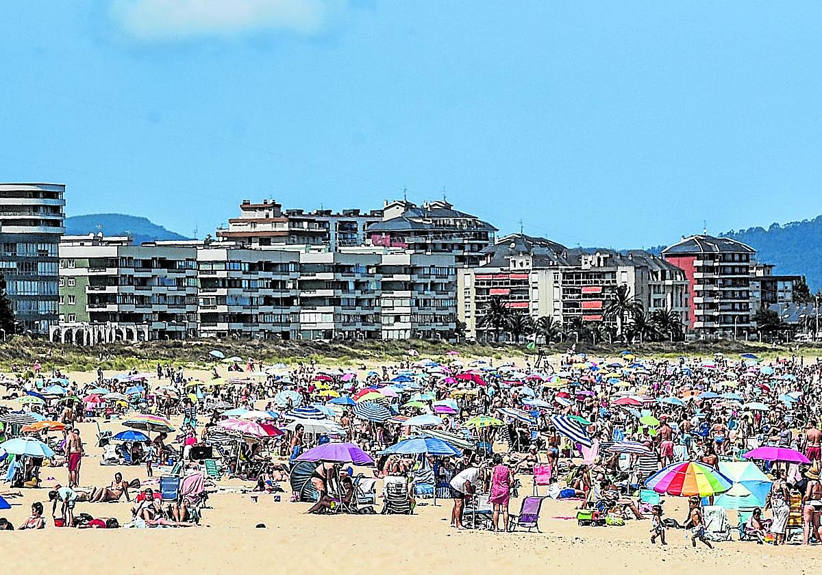 Laredo, la playa cántabra, atestada de bañistas.