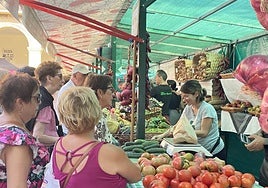 Tomates a 6 euros, quesos a 13... el público abarrota el mercado de San Lorenzo pese al calor