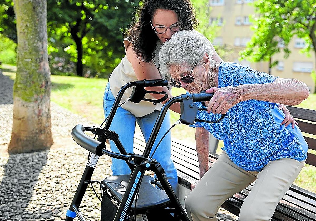 Mercedes Salazar ayuda a su madre Bene García, que todavía se recupera de las lesiones provocadas por el accidente.