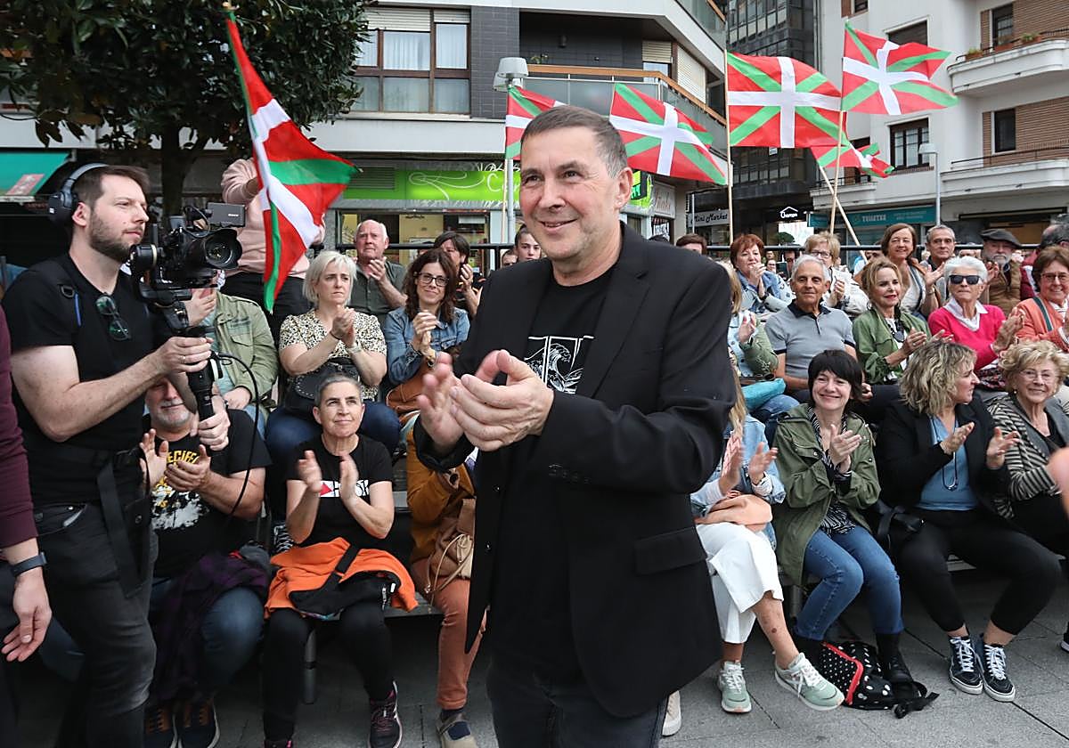 Arnaldo Otegi, arropado por la militancia de EH Bildu, durante un acto electoral de las autonómicas del año pasado.