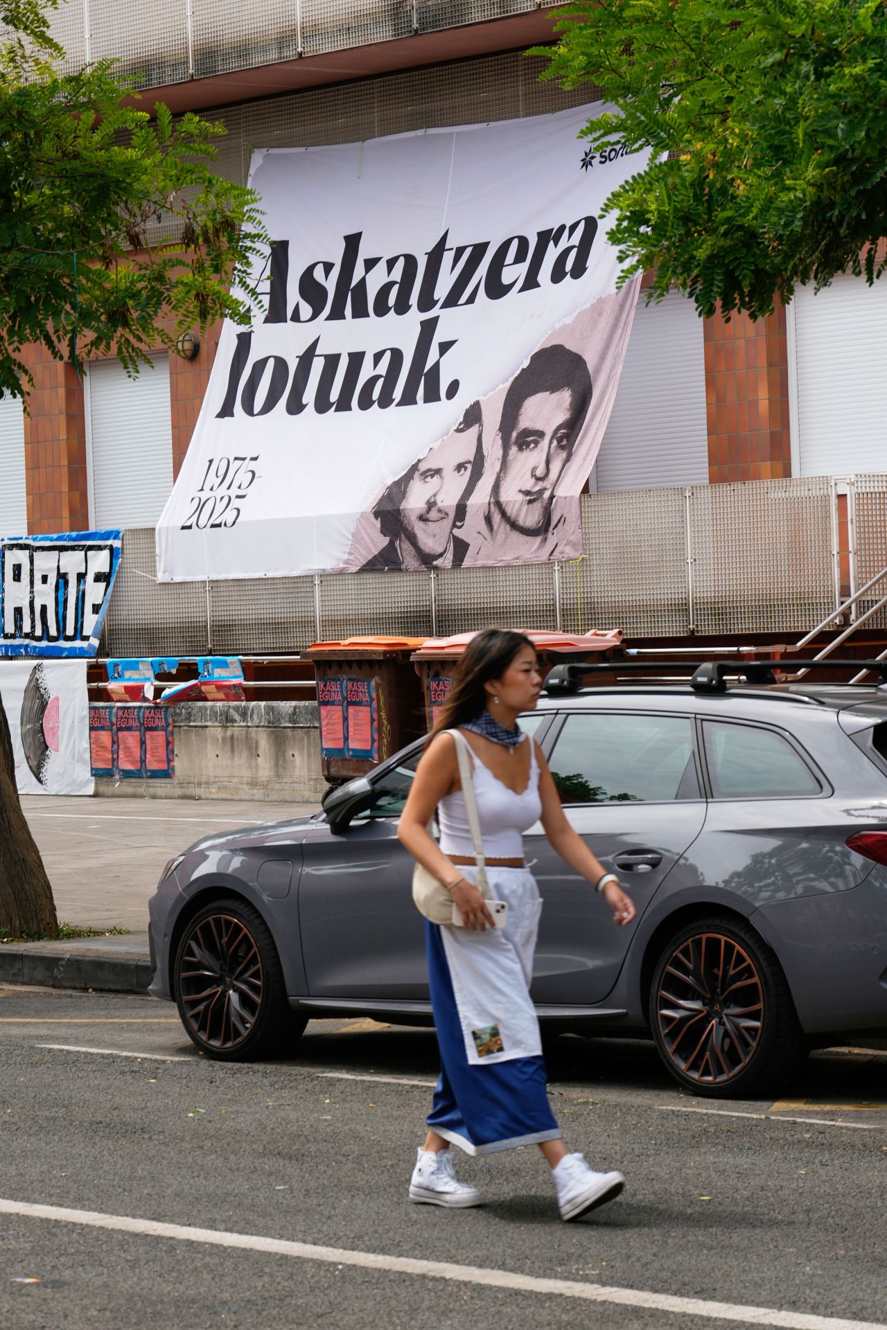 Pancarta en favor de 'Txiki y 'Otaegi'.